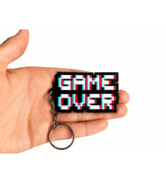 Retro Game Over Anahtarlık – Piksel Tasarımlı Dekoratif Anahtarlık – Oyun Temalı Aksesuar