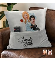 BK Gift Kişiye Özel Evleniyoruz Karikatür Tasarımlı Organizer Kumanda ve Atıştırmalık Cepli Gri Kırlent Yastık-2 Arkadaşa Hediye, Cepli Yastık