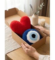 Romantik Peluş Kalpli ve Nazar Boncuklu Yastık - Özel Kutulu Sevgililer Günü & Yıldönümü Hediyesi