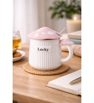 500ml Lucky Mantar Tasarımlı Kapaklı Seramik Kupa – Kaşıklı Mavi Dekoratif Kahve Kupası (Pudra Pembe)