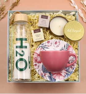 Kişiye Özel Gold Renk Metal Kutulu Mum & 2'li Teashop Bitki Çayı & Bambu Kapaklı Cam Matara & Pembe Fincan Hediye Seti