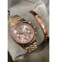 Şık Stil Saat Kutusu İçinde Kadın Kol Saati Rose Gold Renk Bileklik Yanında Metal Kordon Garantili Arkadasa Sevgiliye Anneye Ablaya Kardese Yakınınıza Ese Söz Hediyesi Kol Saati Hediyesi Doğum Günü Yıldonumu Yeni İs İçin Hediyelik