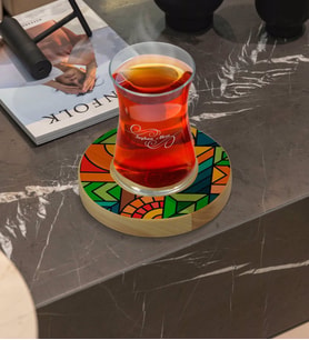 BK Gift Kişiye Özel Modern Art Tasarımlı Doğal Ahşap Tabaklı Heybeli Çay Bardağı Model 15