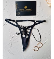 Amelie Önü Açık Bağlama Detaylı Kaliteli Fantasy G-String (Kırmızı-Beyaz-Siyah)