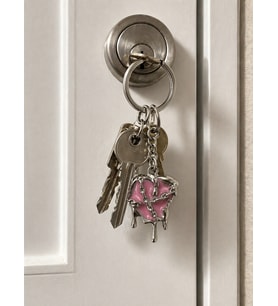 Gotik Kalp Zincirli Metal Anahtarlık Pembe Damla Detaylı Unisex