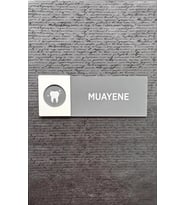 Muayene Doktor Hastahane Kapı İsimlik Yönlendirme Levhası Antrasit&Beyaz Pleksi Kendinden Yapışkanlı