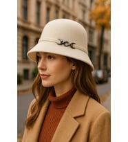 Kadın Yün Cloche Bucket Şapka – Zincir Tokalı Modern Tasarım (Beyaz)