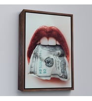 Çerçeveli Ağzın da Dolar Olan Kadın Duvar Tablosu (Altın)