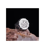 Kehribar Ve Zirkon Taşlı Vav Elif Yazılı Yanı Işlemeli Erkek Gümüş Yüzük