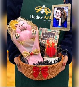 Size Özel Fotoğraflı Hediye Sepeti  Pembe Ayıcıklı Buket, Işıklı Kırmızı Kalpli Fanus