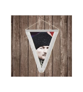 Üniformalı Kalpaklı Gazi Mustafa Kemal Atatürk Beyaz Saçaklı Üçgen Flama Bayrak Hatıra Flama ATA24