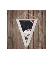 Üniformalı Kalpaklı Gazi Mustafa Kemal Atatürk Beyaz Saçaklı Üçgen Flama Bayrak Hatıra Flama ATA24