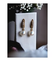 Kristal Taşlı Yuvarlak Sallantılı İnci Küpe