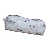 Beyaz Kedi Desenli Tatlı Kalemlik - Okul Kalemliği-Makyaj Çantası