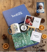Kişiye Özel Karikatürlü Cute But Capricorn Oğlak Burcu Hediye Kutusu - Kişiye Özel Kupa Standart, Çay, Takvim, Mum Doğum Günü Hediyesi