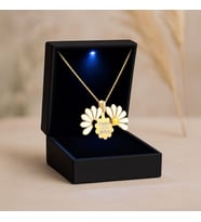 Işıklı Kutuda İsimli Açılan Papatya Altın Kaplama Gümüş Kolye (Gold)