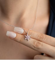 925 Ayar Gümüş Lotus Çiçeği Kadın Kolye – ( Farklı Renk Seçenekleriyle) (Pembe)