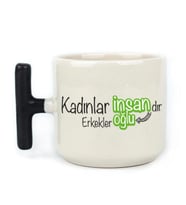 Kadınlar İnsandır, Erkekler İnsanoğlu Baskılı Kadınlar Günü Siyah Kulplu T Kupa