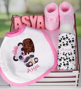 eJOYA Ahşap Sandıkta Kişiye Özel Önlük Biberon Taş İsimlik Ve Patik Bebek Hediye Seti 109523 (Pembe)