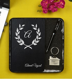 Sevgiliye Hediye Kişiye Özel Hediye Metal Kutu İçerisinde Siyah Defter Kalem ve Anahtarlık Hediye Seti