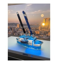 Lüks Gemi Sulu Kalemlik – LED'li 4 Kalem Kapasiteli Masa Dekoru (16 cm)