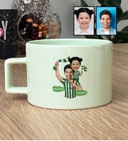 Kişiye Özel Karikatürlü Yeşil Beyaz Baba Kız Lüks Pastel Fincan Babalar Günü Hediyesi