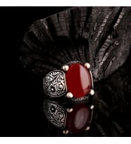 BORDO AKİK TAŞLI KALEM İŞLEME MODEL 925 AYAR GÜMÜŞ ERKEK YÜZÜK
