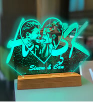Kişiye Özel Resimli Aşk 3d Led Gece Lambası Ahşap Altlıklı (Yeşil)