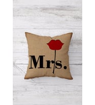 Mrs. Yazılı Çift Tarafı Baskılı Gizli Fermuarlı Dekoratif  Kırlent Kılıfı  Yastık Kılıfı (Kahverengi)