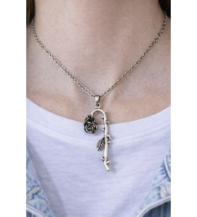 Black Rose Branch – Gül Detaylı Eskitme Gümüş Renk Unisex Kolye