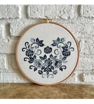 Seretamin Handmade Ebruli Çiçekli Kalp Kanaviçe Nakışlı Duvar Süsü