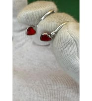 Kadın Gümüş Renk Zirkon Taşlı Kalpli Minimal Küpe (Kırmızı)