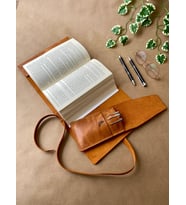 ALESTA LEATHER İsme Özel El Yapımı Hakiki Deri 2li Hediye Seti - Kitap/Ajanda Kılıfı ve Kapaklı Kalemlik (Camel)