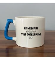Ne Memkün Yıkılmak Yine Doğruldum Bak Baskılı Mavi Kulplu D Kupa (Beyaz)