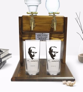 BK Gift Kişiye Özel Renkli Baskılı Atatürk Tasarımlı İkili Rakı Bardağı ve Çift Musluklu Doğal Ahşap Rakı Standı-23 (Model 1)