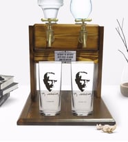 BK Gift Kişiye Özel Renkli Baskılı Atatürk Tasarımlı İkili Rakı Bardağı ve Çift Musluklu Doğal Ahşap Rakı Standı-23 (Model 1)