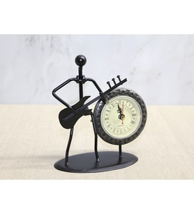 Metal Saatli Gitar Çalan Müzisyen