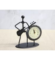 Metal Saatli Gitar Çalan Müzisyen