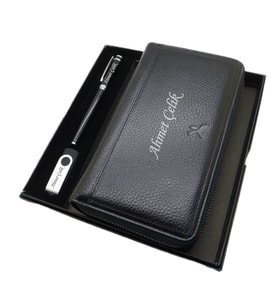 Kişiye Özel Deri Portföy Cüzdan + Usb Bellek ve Kalem Seti  Pierre Cardin Kalem + Hakiki Deri & El İşciliği Cüzdan Seti  İsme Özel Hediyelik Set (Siyah)