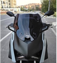 MOTOCAM Yamaha Xmax Techmax Ön Cam 2025-2026 Model 39cm Siyah Renkli 4mm Asansörlü