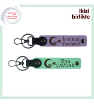 Çocuk Ve Ayyıldız Deri Anahtarlık Seti x2 – İsim Eklenebilen Hatıra Hediye, Mor Menekşe-Yeşil
