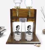 BK Gift Kişiye Özel Renkli Baskılı Hangimiz Sevmedik Çılgınlar Gibi Silüet Tasarımlı İkili Rakı Bardağı ve Çift Musluklu Doğal Ahşap Rakı Standı-6 (Model 1)