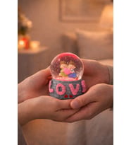 Aşk Temalı Led Işıklı Kar Küresi 9 cm – Romantik & Anlamlı Sevgili Hediyesi