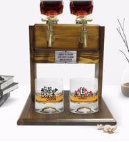 BK Gift Kişiye Özel Renkli Baskılı Selvi Boylum Al Yazmalım Tasarımlı İkili Viski Bardağı ve Çift Musluklu Doğal Ahşap Viski Standı-2 (Model 1)