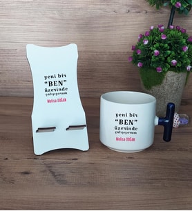Motto Yeni Bir Ben Hediye Sepeti Kupa Bardak T Kulplu ve Ahşap Telefon Standı Arkadaşa Hediye  (Model 2)