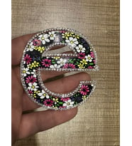 7X7 CM ÜTÜ İLE YAPIŞAN ÇİÇELİ TAŞLI E HARFİ ARMA YAMA DİKİŞ AKSESUARI