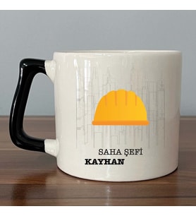 Kişiye Özel Saha Şefi Baskılı Siyah Kulplu D Kupa (Beyaz)