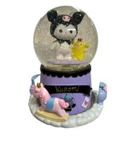Kuromi Ve Pompompurin Gözü Açık Dev Boy Işıklı Müzikli Kar Küresi