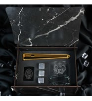 Ahşap Kutulu Arma Tasarımlı Kişiye Özel Gold Maşalı, Çakmaklı ve Taşlı Viski Kadehi Seti