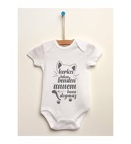 Unisex Bebek Beyaz Herkes Bıksa Benden Annem Bana Doymaz Baskılı Body Zıbın